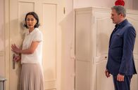 Sturm der Liebe – Christoph (Dieter Bach, r.) fordert einen hohen Vertrauensbeweis von Sophia (Krista Birkner, l.).