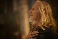 Der Herr der Ringe: Die Ringe der Macht – Schiffbauer Cirdan (Ben Daniels) gilt als der älteste und weiseste Elbe.