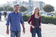 Navy CIS: L.A. – Während sich Deeks mit seiner Mutter herumärgern muss, unterstützt Anna Kolcheck (Bar Paly, r.) das Team um Callen (Chris O'Donnell, l.) bei den Ermittlungen im Fall des ermordeten Navy-Maschinisten ...