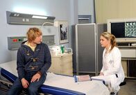 Rote Rosen – ARD ROTE ROSEN FOLGE 1226 Uhr im ERSTEN. Mick (Tobias Rosen, l.) setzt sich über Brittas (Jelena Mitschke, r.) ärztlichen Rat hinweg, und verlässt das Krankenhaus.