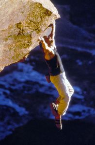 Mission: Impossible 2 – Während des Urlaubs, beim Free Climbing in einer 800 Meter hohen Felswand, erreicht Ethan Hunt (Tom Cruise) die Nachricht, dass ein ehemaliger IMF Agent Böses plant ...