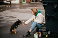 Young Crime – Auch Hund Bashi bekommt etwas ab von der Beute. Nike (Mia Palomino) geht heimlich „containern“. Sie hat gerade die weggeworfenen Lebensmittel beim Supermarkt aus der Tonne gefischt. Doch die Aktion bleibt nicht unbeobachtet.