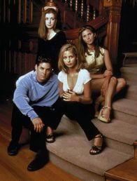 Buffy - Im Bann der Dämonen – Eine junge Frau ist gezwungen, ihr Schicksal zu erfüllen, Vampire und Dämonen mit der Hilfe ihrer Freunde zu bekämpfen, während sie dabei kämpfen, ein normales Teenagerleben mit Herzzerbrechen und Drama zu leben.