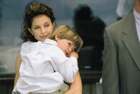 Doppelmord – Für den kleinen Matty (Benjamin Weil, r.) würde seine Mutter Libby (Ashley Judd, l.) ihr Leben geben ...