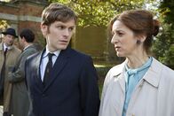 Der junge Inspektor Morse – Endeavour Morse (Shaun Evans) braucht bei der Aufklärung des Falls Adrien Weiss die Hilfe von Reporterin Dorothea Frazil (Abigail Thaw).