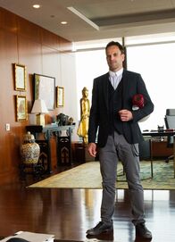 Elementary – Holmes (Jonny Lee Miller) willigt ein, einer gefährlichen Gang dabei zu helfen, einen Killer ausfindig zu machen. Im Gegenzug will er den Namen eines Heroin-Dealers. Was aber passiert, wenn er die Forderungen des Bandenanführers nicht erfüllen kann?