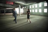 Elementary – Sherlock (Jonny Lee Miller, l.) und Watson (Lucy Liu, r.) unter Druck: Gang-Anführer El Halcoln stellt sie vor ein Ultimatum: Sie haben noch zwei Tage Zeit, um den besagten Mann auszuliefern, sonst greift El Halcoln zu drastischeren Maßnahmen ...