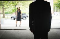 Elementary – Sherlock (Jonny Lee Miller, vorne) und Watson (Lucy Liu, hinten) unter Druck: Gang-Anführer El Halcoln stellt sie vor ein Ultimatum: Sie haben nur zwei Tage Zeit, um Torres Mörder zu finden, sonst greift El Halcoln zu drastischeren Maßnahmen ...