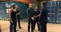 Elementary – Sherlock (Jonny Lee Miller, M.) wird von El Halcoln (Jon Huertas, r.) und seiner gefährlichen Drogendealer-Bande gekidnapped und gezwungen herauszufinden, wer Smuggler Torres getötet hat. In der Hoffnung durch die Bande einen Heroin-Dealer ausfindig machen zu können, nimmt er sich dem Fall an. Ein Fehler?