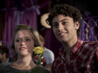 Schloss Einstein – Sophie und der FrontsĂ¤nger von "The Black Pony" verstehen sich prĂ¤chtig. (Anica RĂ¶hlinger, li.; Trevor Brown, re.)Â