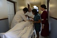 Love Child – (v.l.n.r.) Dr. Patrick McNaughton (Jonathan LaPaglia), Annie (Gracie Gilbert); Martha (Miranda Tapsell); Matron Frances Bolton (Mandy McElhinney)
