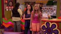 iCarly – Vorne, v.li.: Carly Shay (Miranda Cosgrove), Sam Puckett (Jennette McCurdy)