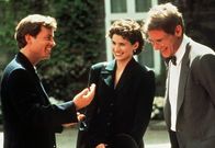 Sabrina – Eigentlich ist die Chauffeurstochter Sabrina (Julia Ormond) seit ihrer Kindheit in den Millionärssohn David (Greg Kinnear, li.) verliebt, doch nun macht ihr dessen charmanter großer Bruder Linus (Harrison Ford) den Hof.