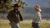 Yellowstone – Rip Wheeler (Cole Hauser, l.) und Carter (Finn Little, r.)