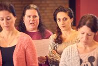 Die Läusemutter – Nadja Zwanziger (Kimberly Scheuermann), Tanya Erartsin (Mel Öztürk).