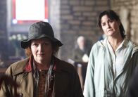 Vera - Ein ganz spezieller Fall – Vera Stanhope (Brenda Blethyn, l.); Bev MacDonald (Elizabeth Carling, r.)