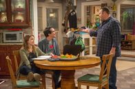 Kevin Can Wait – (v.li.) Taylor Spreitler (Kendra Gable), Ryan Cartwright (Chale Witt), Kevin James (Kevin Gable).