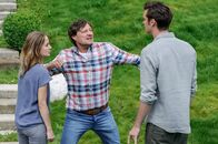 Der Bergdoktor – Als Jakob Wimmer (Harald Windisch, M.) von dem Seitensprung seiner Frau Sabine mit Kathis (Cosima Lehninger, l.) Freund Tobias Ritter (Sebastian Fräsdorf, r.), der nicht ohne Folgen blieb, erfährt, sieht er rot.