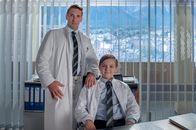 Der Bergdoktor – Dr. Alexander Kahnweiler (Mark Keller, l.) und der kleine Jens-Torben (Luis Immanuel Rost, r.) haben nicht nur auf den ersten Blick viel gemeinsam.