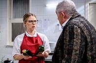 Sturm der Liebe – Josie (Lena Conzendorf, l.) ist geschockt, als André (Joachim Lätsch, r.) sie rausschmeißt.