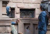 Elementary – Watson (Lucy Liu, r.) steht unter enormem Druck: Wenn sie den wahren Mörder nicht innerhalb von drei Tagen ausliefert, wandert der unschuldige Shinwell (Nelsan Ellis, l.) zurück in den Knast ...