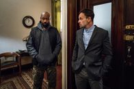Elementary – Wettlauf gegen die Zeit: Schafft Holmes (Jonny Lee Miller, r.) es nicht, den wahren Mörder zu überführen, muss der unschuldige Shinwell (Nelsan Ellis, l.) zurück ins Gefängnis ...