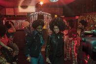BlacKkKlansman – Ron Stallworth (John David Washington, l.); Patrice Dumas (Laura Harrier, r.)
