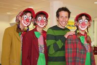 Willi wills wissen – Von links: Willi, Oliver und Dr. Matthias Dürken. Eine Chemotherapie soll bei Oliver die Krebszellen besiegen.; Von links: Der krebskranke Oliver bekommt Besuch von Willi, seinem Bruder und seiner Mutter.; Willi (re.) und Prof. Dr. Peter H. Krammer vom Deutschen Krebsforschungszentrum. Hier werden Mittel erforscht, um die Krankheit in den Griff zu bekommen.; Willi mit den Klinikclowns, die einmal pro Woche die kranken Kinder zum Lachen bringen.
