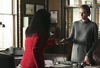 Castle – Victoria Gates (Penny Johnson, l.) will, dass Kate Beckett (Stana Katic, r.) nach ihrer Rückkehr im Revier eine neue Schießprüfung ablegt ...