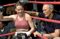 Million Dollar Baby – Ein eingespieltes Team: Boxtalent Maggie Fitzgerald (Hilary Swank) und ihr Trainer Frankie Dunn (Clint Eastwood) vor einem Wettkampf