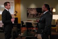 Suits – Das Verhältnis zwischen Harvey (Gabriel Macht) und Robert (Wendell Pierce) ist weiterhin angespannt und von Konkurrenz geprägt: Doch beide wollen das Beste für die neu fusionierte Kanzlei.