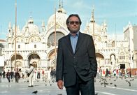 Donna Leon – Commissario Brunetti (Uwe Kockisch) ermittelt den Fall eines amerikanischen Soldaten, der in Venedig erstochen wurde.