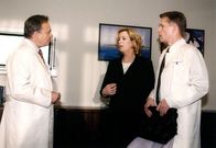 In aller Freundschaft – Dr. Barrach (Axel Wandtke) hat sich verliebt. Zusammen mit Sonja (Ina Bleiweiß) und ihrem Sohn Tim (Tim Hahn) geht Barrach nach Dresden.