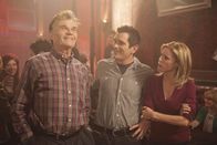 Modern Family – L-R: Frank Dunphy (Fred Willard), Phil Dunphy (Ty Burrell), Claire Dunphy (Julie Bowen)