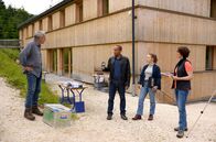 Watzmann ermittelt – Die Kommissare Jerry Paulsen (Peter Marton, 3.v.r.) und Sophia Strasser (Katharina Leonore Goebel, 2.v.r.) überbringen dem Forschungsteam Prof. Dr. Gernot Gruber (Holger Gotha, l.) und Dr. Magda Hansen (Eva-Maria Reichert, r.) schlechte Nachrichten.