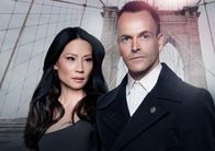 Elementary – (5. Staffel) - Ein eigensinniges Ermittlerteam in New York: Sherlock Holmes (Jonny Lee Miller, r.) und Joan Watson (Lucy Liu, l.) ...