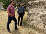 Mythos - Die größten Rätsel der Geschichte – Andrew Chugg (r.) und der Althistoriker Dr. Lennart Gilhaus (l.) vermuten, dass sich die Grabstätte von Alexander dem Großen in der Nähe der antiken Stadtmauer Alexandrias befindet.