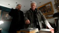 Tatort – Von links: Franz Leitmayr (Udo Wachtveitl) telefoniert, während Ivo Batic (Miroslav Nemec) Goldbarren wiegt.
