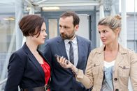 Tatort – Paul Mitteregger (Gerald Votava) und die Pressesprecherin (Julia Schranz, li.) jener Firma, in welcher der Säure-Unfall passiert ist, beim Interview mit einer Journalistin (Doris Hindinger, re.).