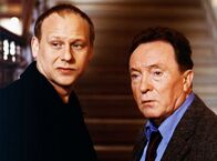 Tatort – Hauptkommissar Ehrlicher (Peter Sodann, rechts) ist ratlos: Sein Kollege Kain (Bernd Michael Lade) steht unter Mordverdacht und ihnen ist jeglicher Kontakt untersagt.