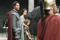 King Arthur – Arthur (Clive Owen, l.), Guinevere (Keira Knightley, 2.v.l.)