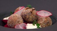 Kochroulette – Richard Rauch: "Knusprige Käferbohnenkroketten, Rote Rüben, Radieschen, geräucherter Sauerrahm".