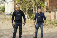 Navy CIS: L.A. – Während es Callen (Chris O'Donnell, r.), Sam (LL Cool J, l.) und Deeks gelingt, wieder auf freien Fuß zu kommen, wird Kensi entführt, und Hetty verschwindet spurlos. Nun müssen sie alles geben, um die beiden zu finden ...