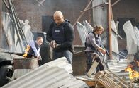 Navy CIS: L.A. – Inzwischen ist klar, wer der Maulwurf sein muss. Doch Ellen Whiting (Karina Logue, l.), Sam (LL Cool J, M.) und Deeks (Eric Christian Olsen, r.) haben noch ein weiteres Problem - denn Kensi wurde entführt und Hetty ist auch plötzlich verschwunden ...