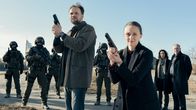 Tatort – Vorne, v.li.: Manfred Schimpf (Thomas Stipsits), Julia Soraperra (Gerti Drassl). Hinter: Bibi Fellner (Adele Neuhauser, 2.v.r.), Moritz Eisner (Harald Krassnitzer, r.).