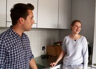 Reporter – Die Küche als Schulzimmer: Sozialpädagoge Sandro Weber und Wohnschülerin Janine Zobrist