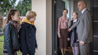 Die Pfefferkörner – Kira (Marlene von Appen, li.) und Levin (Moritz Pauli, 2.v.li.) konfrontieren Majas Eltern.