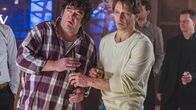 Der Lehrer – Als Stefan (Hendrik Duryn, r.) und Sievers (Rainer Piwek) dessen Junggesellenabschied in einer Tabledancebar "üben", machen sie eine erschreckende Entdeckung: Stefans Schülerin Natascha tanzt nachts an der Stange...