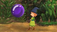 Petronella Apfelmus – Ob Petronella beim Blick in diese riesige Kugel die Zukunft lesen kann?