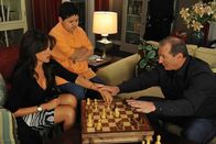 Modern Family – Jay (Ed O'Neill, r.) will Schwiegersohn Phil ein Schachspiel zum Geburtstag schenken, jedoch nicht, ohne es vorher auszuprobieren. Manny (Rico Rodriguez) muss als Gegner herhalten, denn Jay möchte Glorias (Sofia Vergara) Sohn das Spiel "näherbringen"...